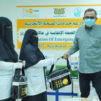 بتمويل من UNFPA دعم الأسر المتضررة من السيول في مديرية تريم 