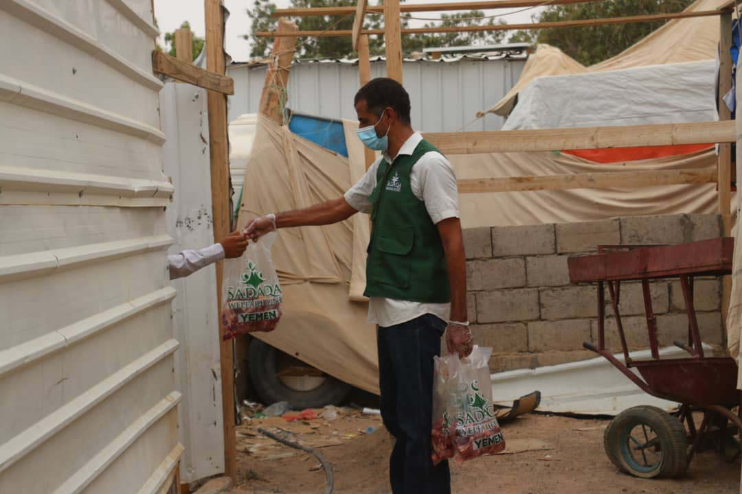 بتمويل من صدقة الرعاية.. آلاف الأسر تستفيد من توزيع لحوم الأضاحي وكسوة العيد 