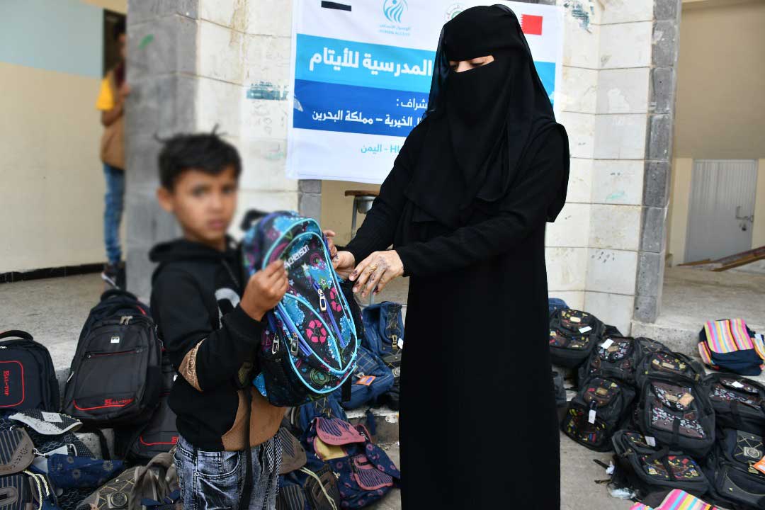 توزيع الحقيبة المدرسية للايتام