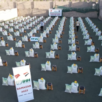 بالشراكة مع iHH مئات الأسر الفقيرة تستفيد من السلة الغذائية الرمضانية 