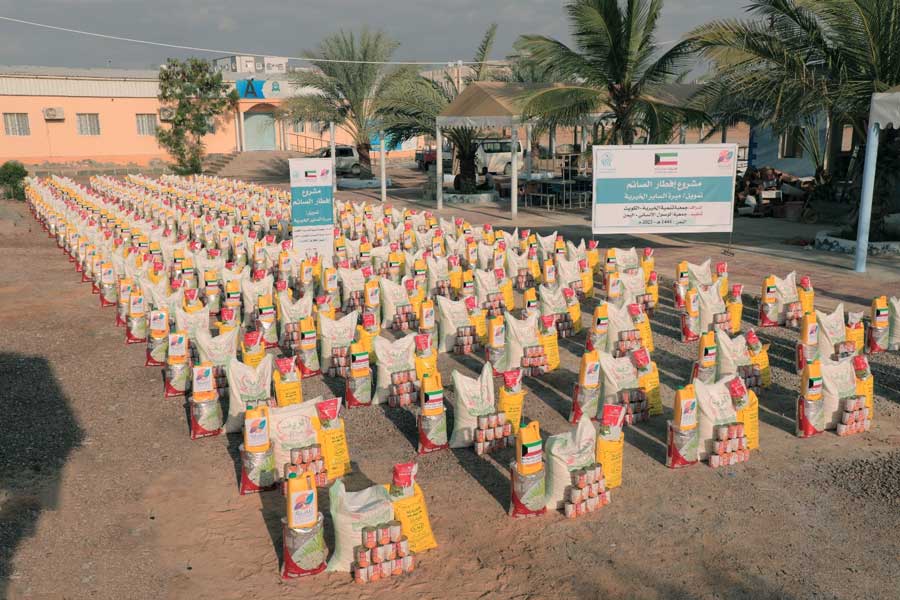 سلال غذائية وكفالات علاجية