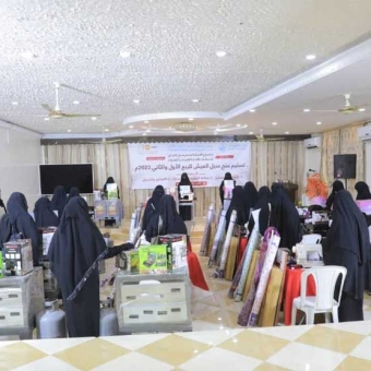 تسليم منح سبل العيش لـ 23 امرأة من النازحات والمجتمع المضيف
