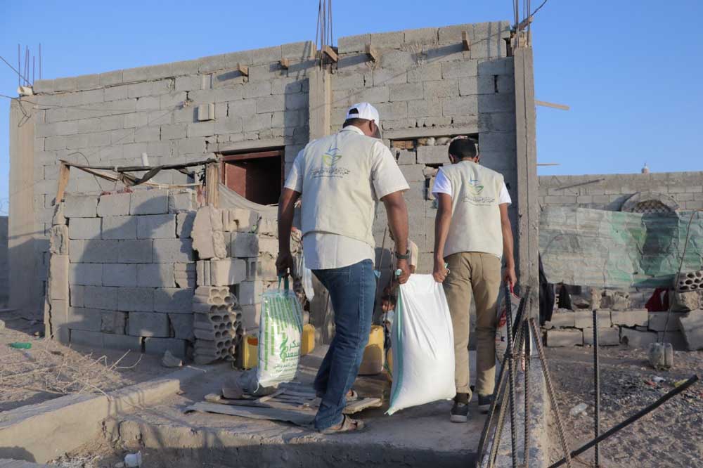 توزيع طرود غذائية لـ 324 أسرة محتاجة