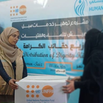 توزيع حقائب الكرامة في تعز وتنظيم بازار في مأرب