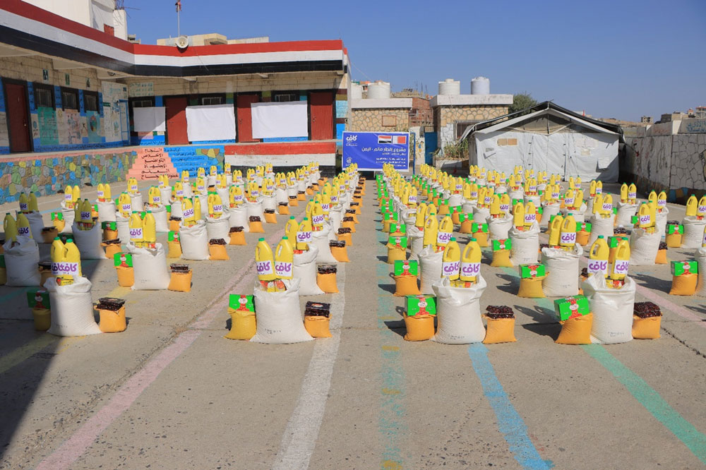 محتاجون يستفيدون من مساعدات رمضانية