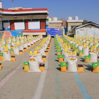 محتاجون يستفيدون من مساعدات رمضانية