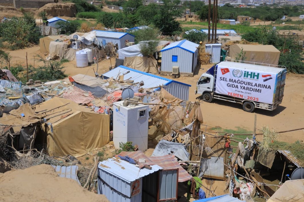 دعم غذائي لـ 300 أسرة نازحة ومتضررة من السيول في مأرب