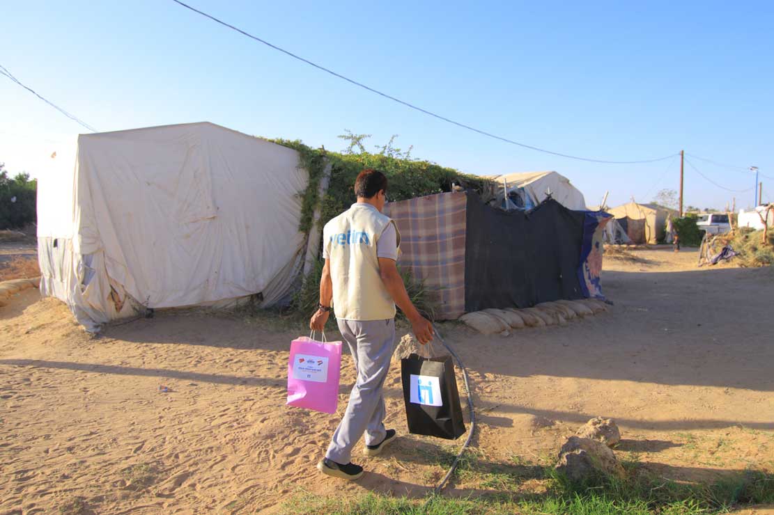 توفير فرش وكسوة لـ 400 يتيم في مخيمات النزوح