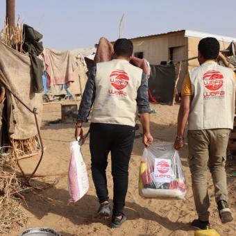 توزيع زكاة نقدية و300 سلة غذائية و7000 وجبة إفطار