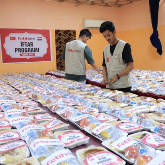 توزيع 1333 وجبة جاهزة للإفطار للمحتاجين والنازحين