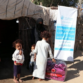 Distribution of winter blankets for displaced families in Al Wadi district, Marib Governorate
