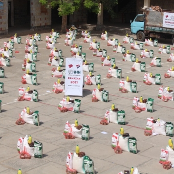 In partnership with IHH, (2788) Poor families in 11 Yemeni governorates benefit from Ramadan food basket during the first ten days of Ramadan 2021