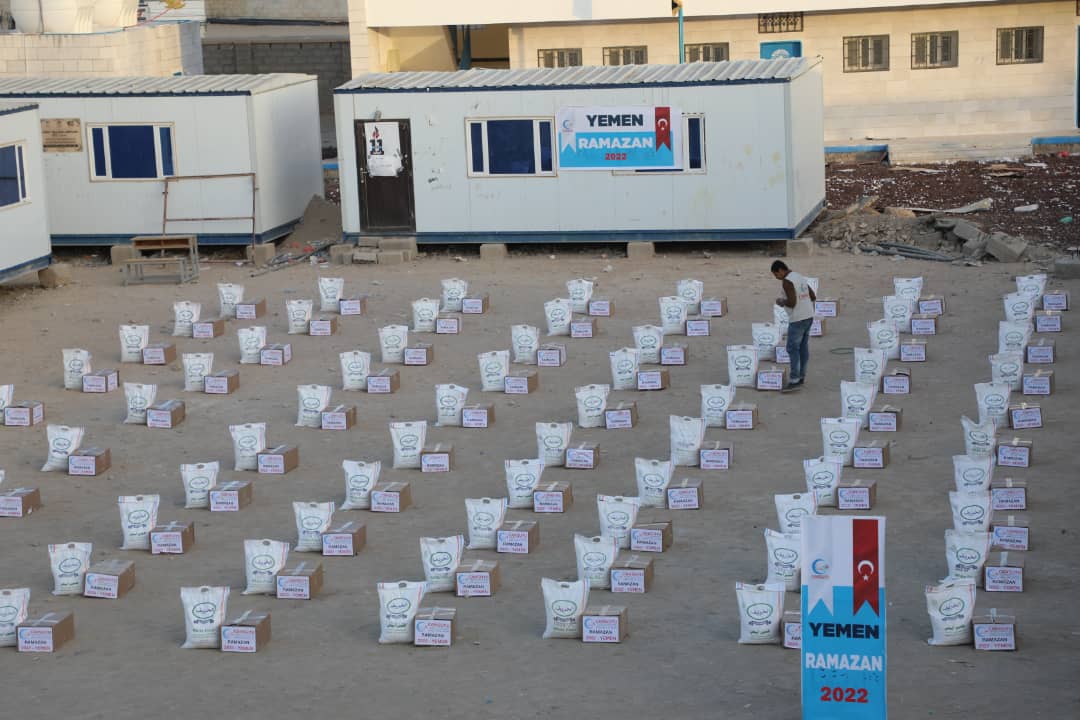 Turkish CANSUYU CHARITY AND SOLIDARITY ORGANIZATION distributes (250) food baskets to IDPs in Marib