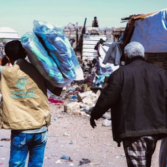Delivery of blankets to people affected by fire in Al-Mudhallal camp for IDPs